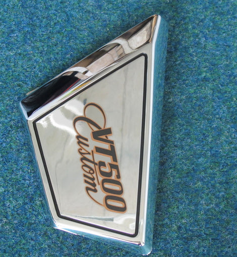 Honda VT500C PC08 Seitendeckel links chrom NOS