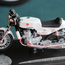 Motorradmodell 1:18 Suzuki GT750 Roca Racing weiss