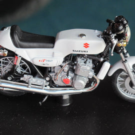Motorradmodell 1:18 Suzuki GT750 Roca Racing weiss